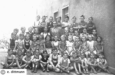Schulklasse Lehrer Helbig um 1950 (Jahrg.1938-39).jpg (595900 Byte)